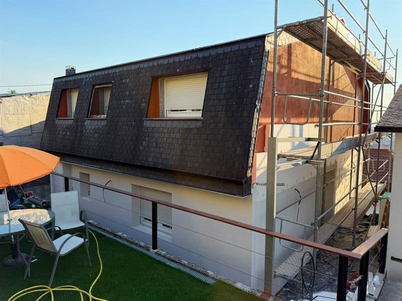 Colocación de SATE en la fachada de una vivienda en Vigo