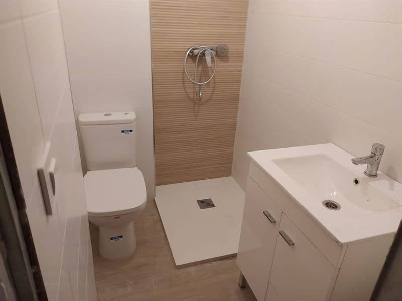 Baño reformado con plato de ducha y mueble de lavabo en Vigo