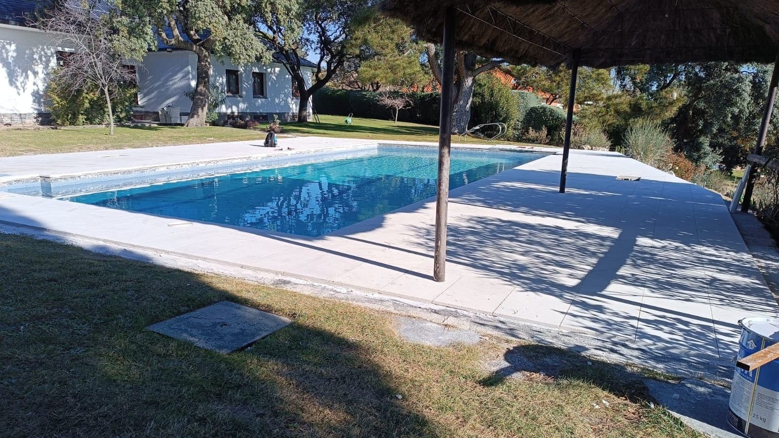 Piscina y zona exterior de una vivienda reformada en Vigo