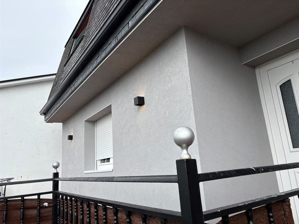 Fachada de vivienda reformada por T & F Reformas Integrales en Vigo