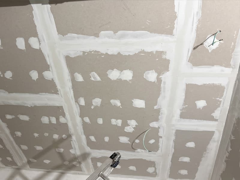 Paredes de pladur con cajas para puntos de luz en una reforma interior en Vigo