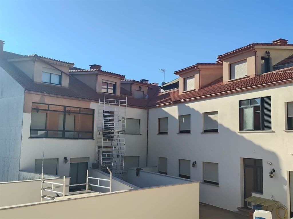 Edificio de viviendas con fachadas reformadas por una empresa de reformas en Vigo