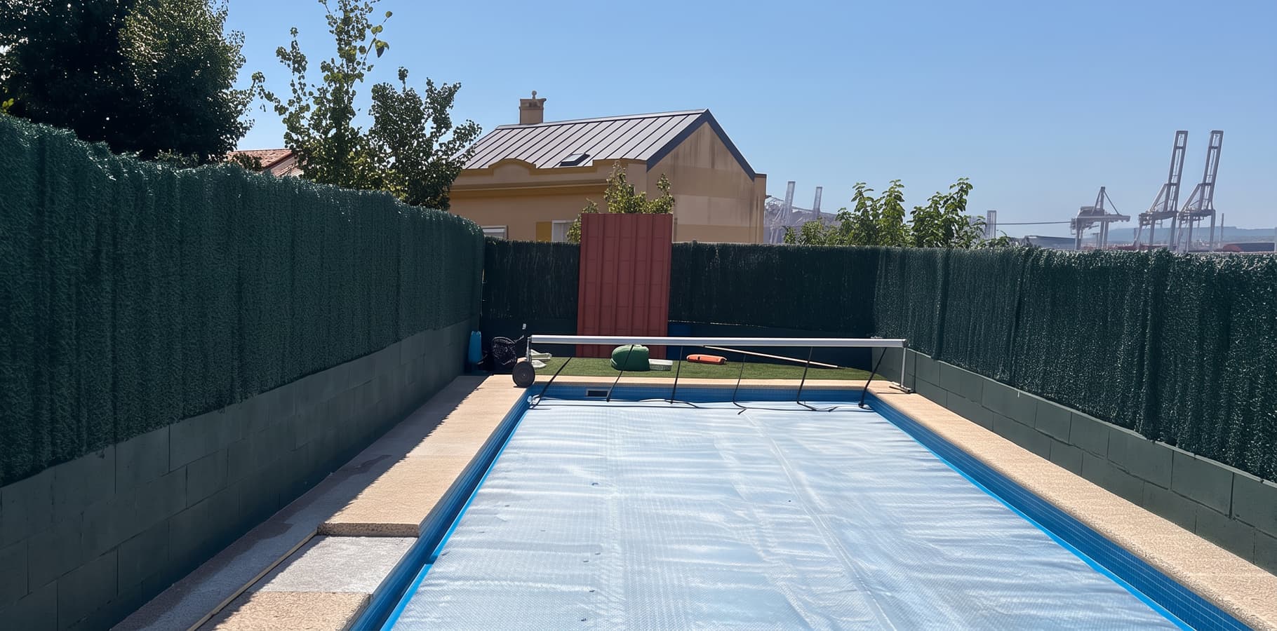 Zona exterior con piscina durante una reforma integral en Vigo