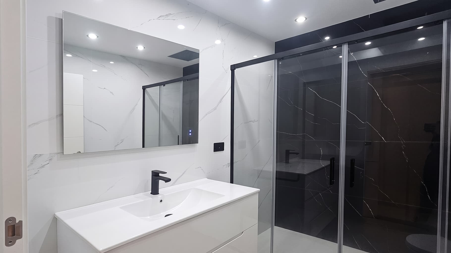 Baño renovado por expertos en reformas interiores en Vigo
