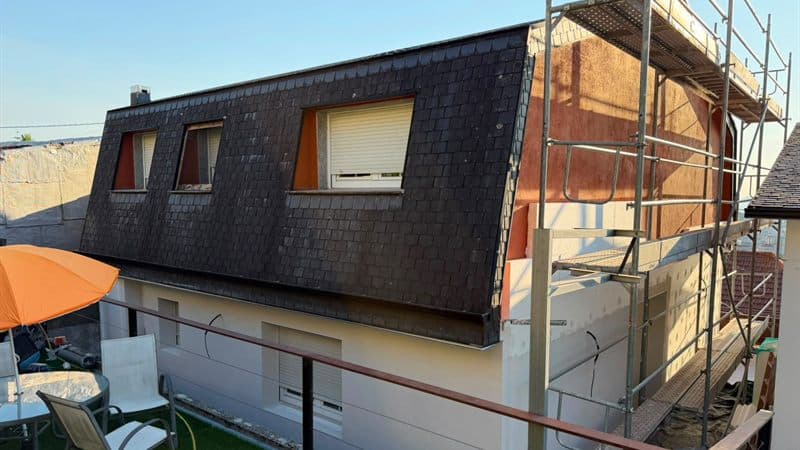 Colocación de SATE con andamio en la fachada de una vivienda en Vigo