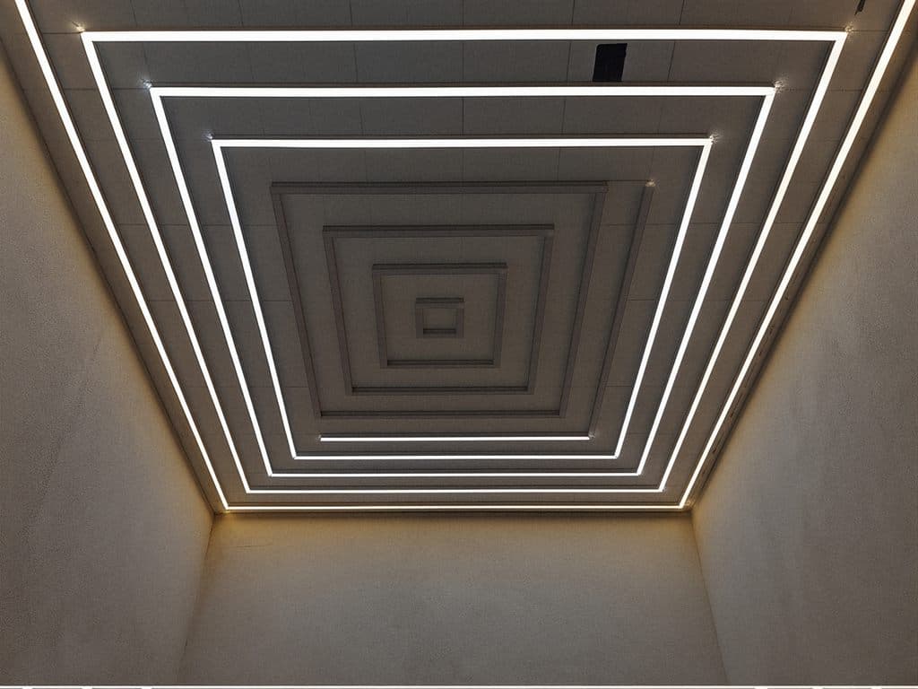 Falso techo con iluminación LED empotrada en Vigo