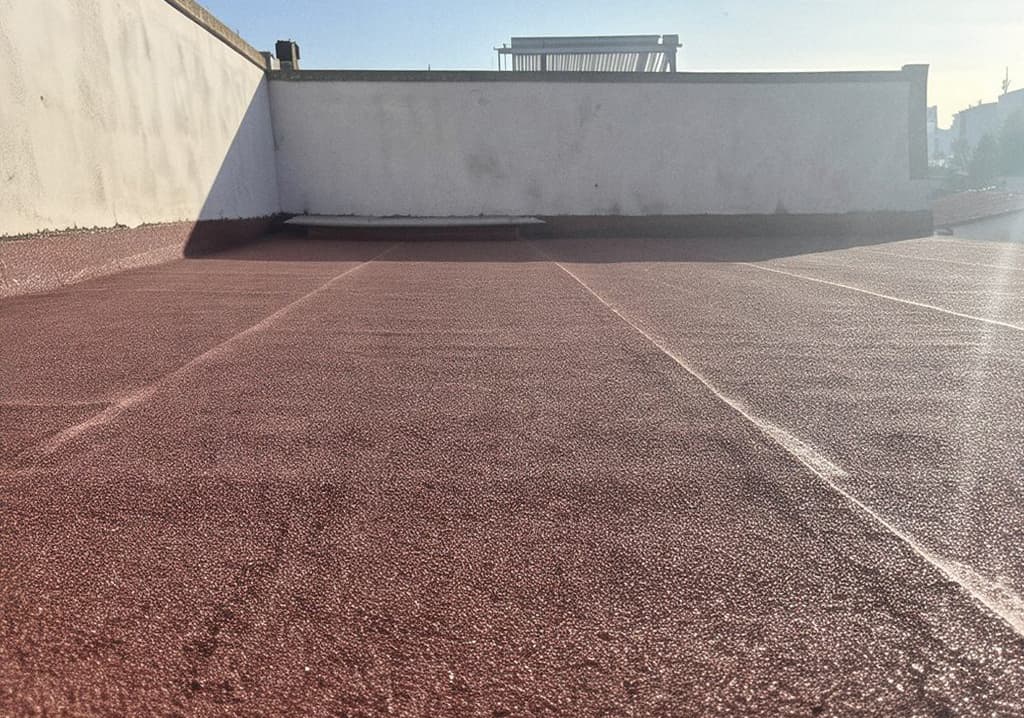 Cubierta plana impermeabilizada con lámina asfáltica roja en Vigo