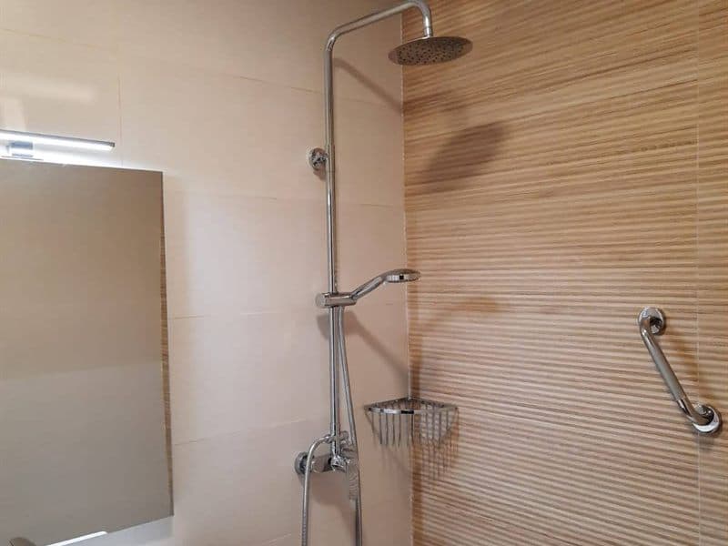 Instalación de fontanería en ducha y lavabo de un baño reformado en Vigo
