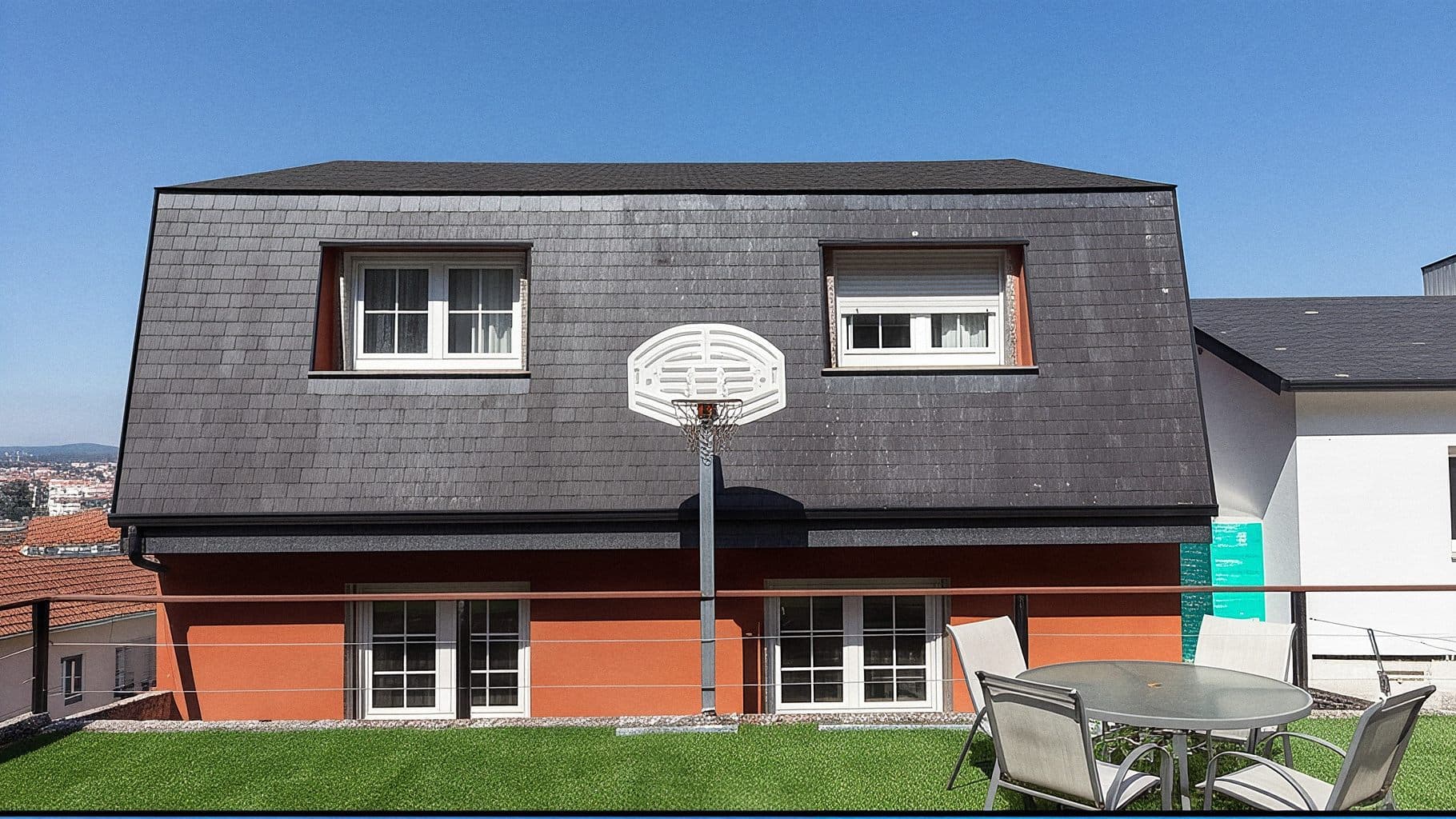 Vivienda con fachada impermeabilizada y cubierta de pizarra en Vigo