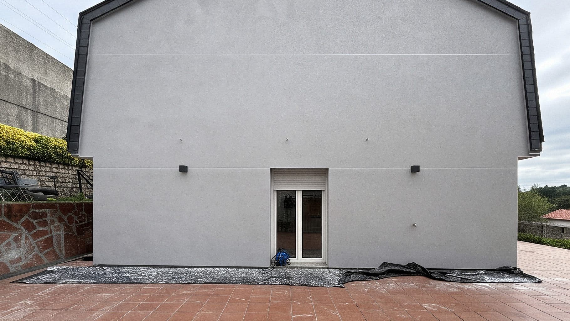 Fachada con revestimiento liso tras el mantenimiento de fachadas en Vigo