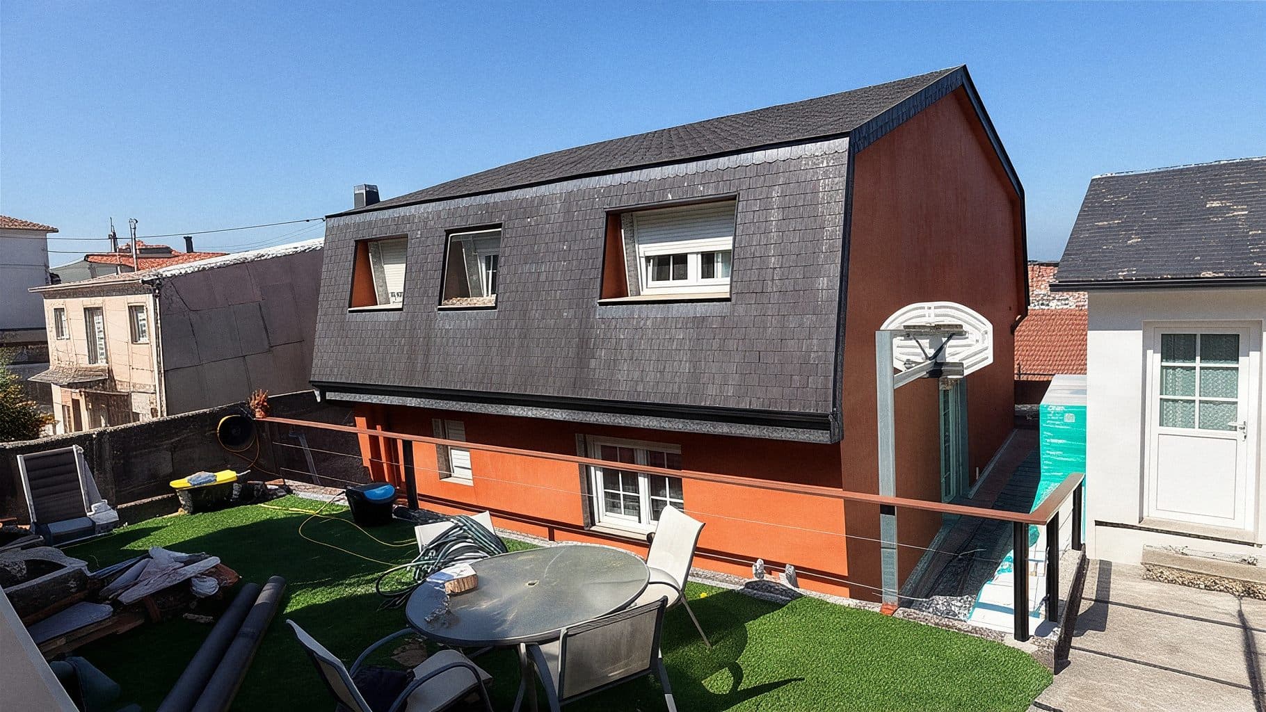 Vivienda en plena reforma integral con fachada renovada en Vigo