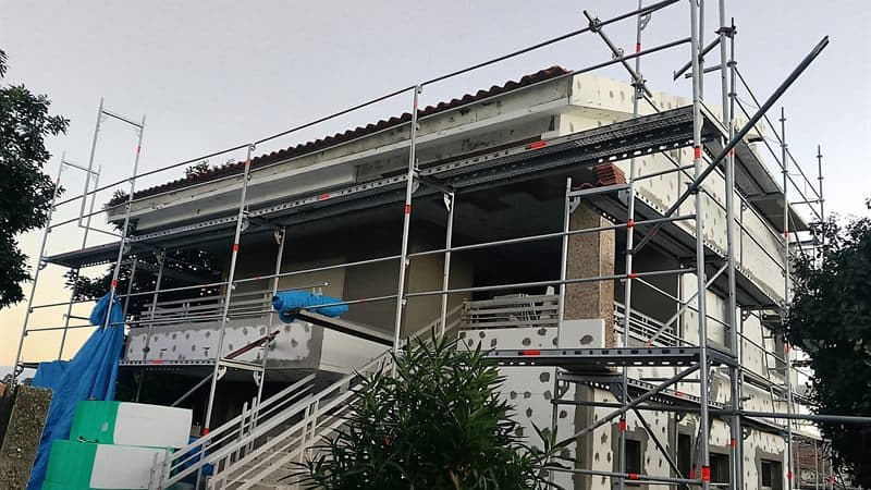 Vivienda en reforma integral con andamio y aislamiento de fachada en Vigo
