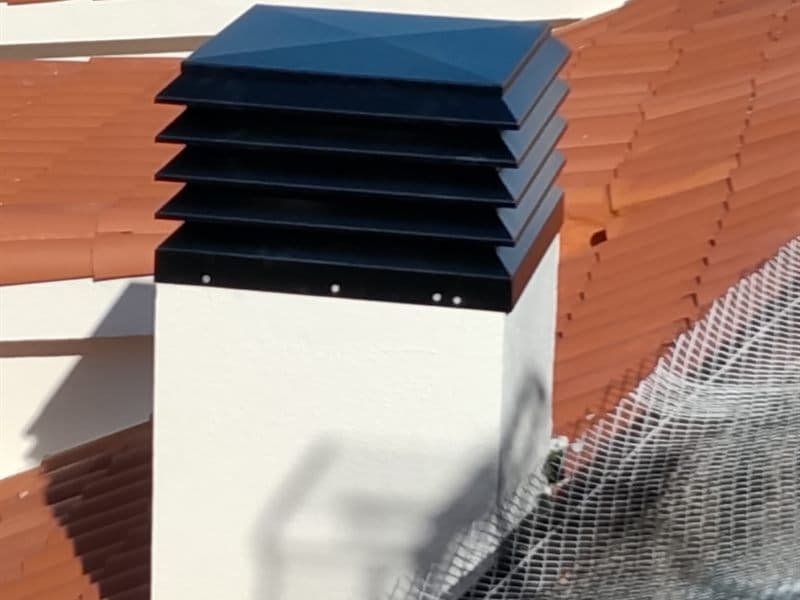 Reparación de tejado de teja con remate de chimenea en Vigo