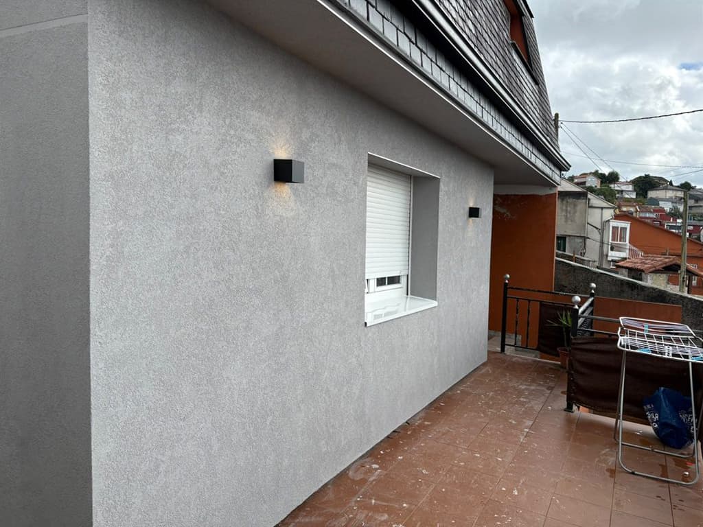 Fachada restaurada con acabado liso y aislamiento exterior en Vigo